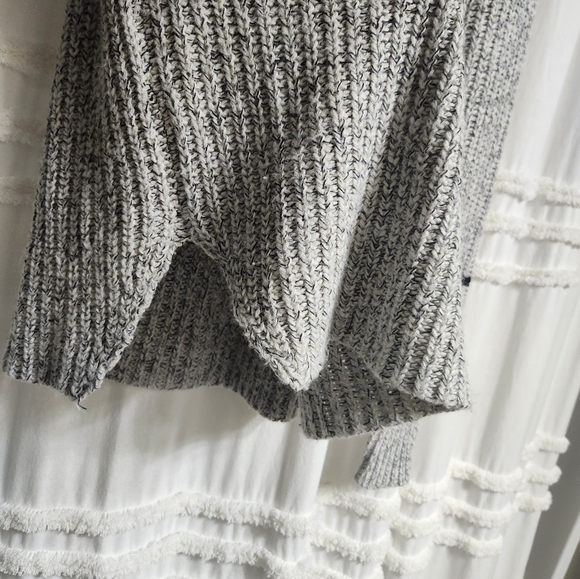 Like new, sweater ✨️ Size small - Picture 5 of 11